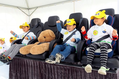 小朋友们在“安全座椅体验馆”中感受儿童安 全座椅的重要作用.JPG