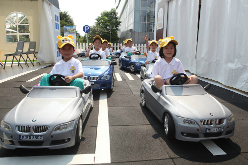 小营员在“安安交通学校”中驾驶BMW迷你电动车，一边学习交通安 全知识，一边感受安全驾驶的乐趣.jpg