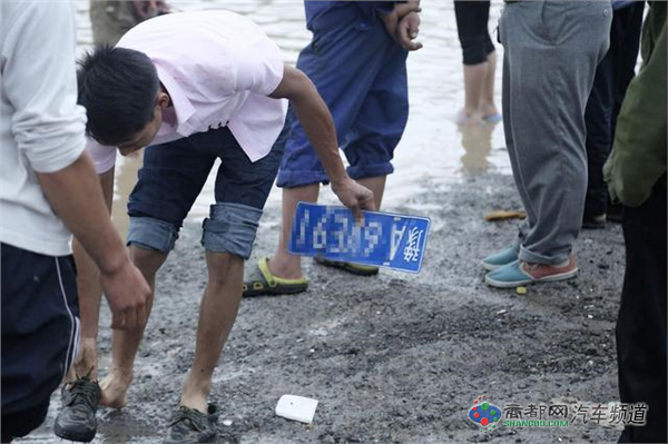 组图：郑州村民积水里捞车牌 一个牌要百元