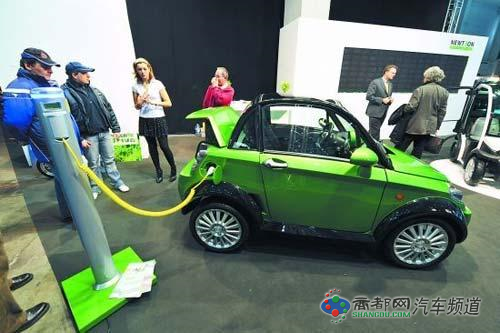 李克强：加快发展节能与新能源汽车