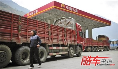 2011年10月23日，四川泸定县加油站旁，众多货车排队等待加柴油。
